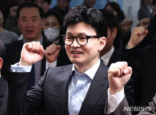 [서울=뉴시스] 조성봉 기자 = 한동훈 국민의힘 비상대책위원장이 5일 오전 서울 여의도 국민의힘 중앙당사에서 열린 2024 국민의힘 사무처당직자 시무식에서 파이팅을 외치고 있다. (공동취재) 2024.01.05. photo@newsis.com