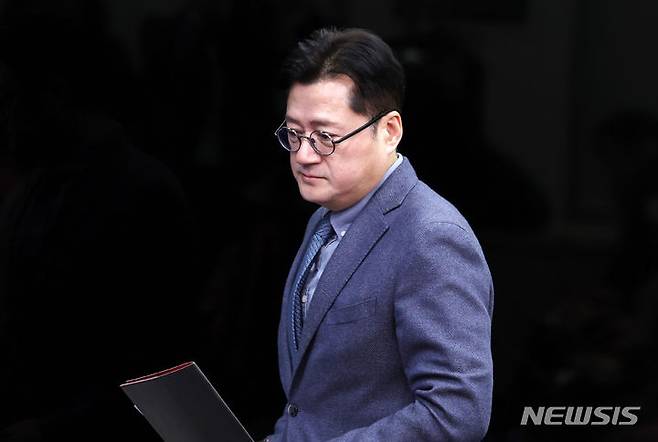 [서울=뉴시스] 이영환 기자 = 홍익표 더불어민주당 원내대표가 5일 오전 서울 여의도 국회에서 열린 최고위원회의에 참석하고 있다. 2024.01.05. 20hwan@newsis.com