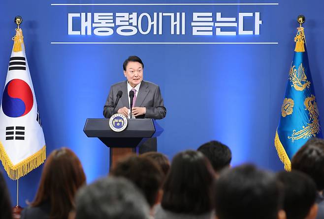 윤석열 대통령이 2022년 8월17일 서울 용산 대통령실 청사에서 열린 취임 100일 기자회견에서 그동안의 소회와 향후 정국 운영 방안 등을 밝히고 있다. ⓒ연합뉴스