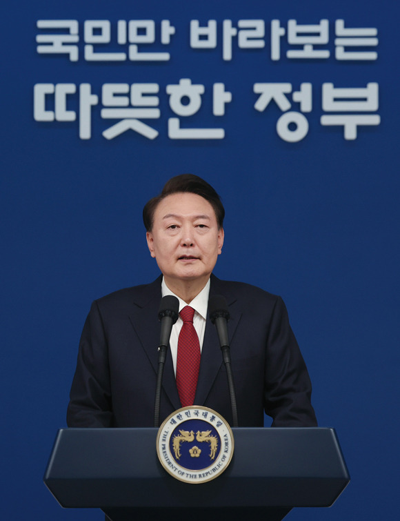 윤석열 대통령이 2024년 갑진년 새해 첫날인 1월1일 서울 용산 대통령실 청사에서 신년사를 발표하고 있다. ⓒ연합뉴스