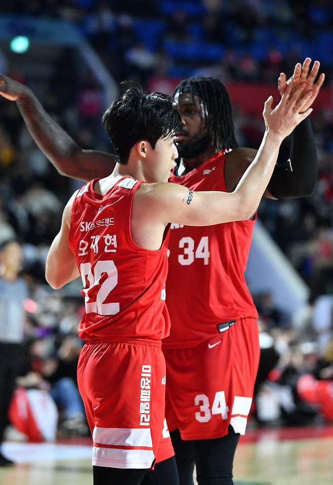 서울 SK 오재현과 자밀 워니가 5일 고양 소노와의 홈 경기에서 승리한 뒤 기뻐하고 있다. KBL 제공