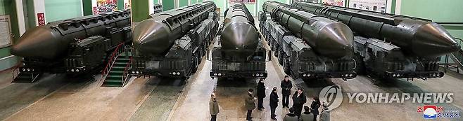 김정은, 신형 고체연료 ICBM '화성-18형' 발사대 차량 공장 시찰 (평양 조선중앙통신=연합뉴스) 김정은 북한 국무위원장이 대륙간탄도미사일(ICBM) 발사대 생산 공장을 둘러보며 전략미사일 전력을 과시했다. 조선중앙통신은 김 위원장이 '중요군용대차생산공장'을 현지 지도했다고 5일 보도했다.2024.1.5 
    [국내에서만 사용가능. 재배포 금지. For Use Only in the Republic of Korea. No Redistribution] nkphoto@yna.co.kr