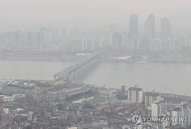 서울 공기는 초미세먼지 '나쁨' (서울=연합뉴스) 이재희 기자 = 미세먼지 농도 '보통', 초미세먼지 '나쁨' 수준을 보인 4일 오전 서울 강남의 한 건물에서 바라본 서울 하늘이 뿌옇게 보이고 있다. 2024.1.4 scape@yna.co.kr