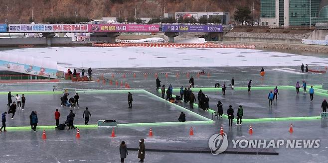 화천산천어축제 얼음축구장 개방 [연합뉴스 자료사진]