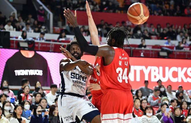 자밀 워니를 상대하는 치나누 오누아쿠 [KBL 제공. 재판매 및 DB 금지]