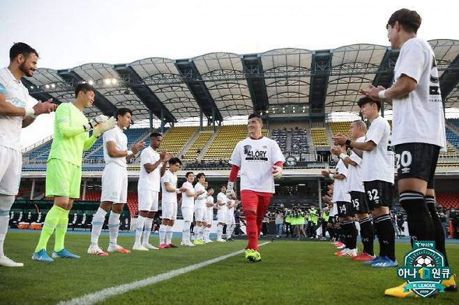 동료들의 축하를 받는 김영광. 사진=한국프로축구연맹