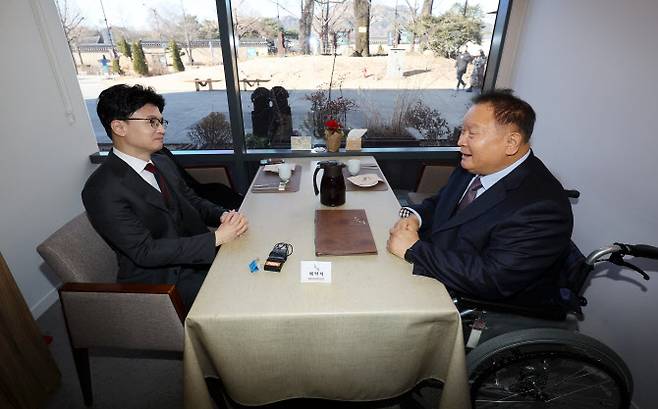 한동훈 국민의힘  비상대책위원장(왼쪽)이 6일 오전 서울 종로구의 한 식당에서 최근 더불어민주당을 탈당한 이상민 의원과 오찬 회동을 하고 있다.(사진=연합뉴스)