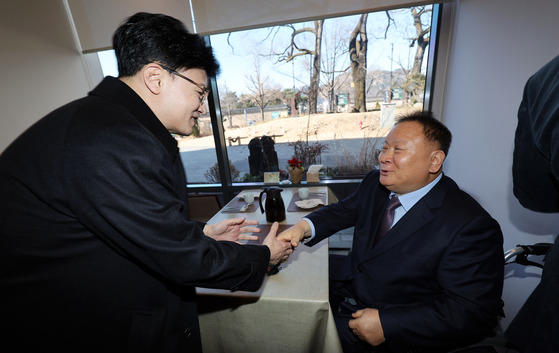 손 맞잡은 한동훈-이상민 [사진 연합뉴스]