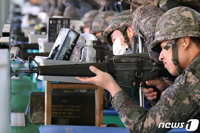 경북 경산시 예비군훈련장에서 예비군들이 실탄 사격훈련을 하고 있다. 2023.3.2/뉴스1 ⓒ News1 공정식 기자