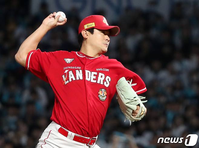 25일 오후 경남 창원NC파크에서 열린 프로야구 '2023 신한은행 SOL KBO 포스트시즌' 준플레이오프 3차전 NC 다이노스와 SSG 랜더스의 경기 3회말 무사 주자 없는 상황 SSG 노경은이 역투하고 있다. 2023.10.25/뉴스1 ⓒ News1 윤일지 기자