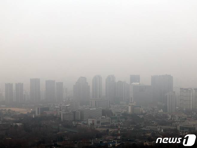 초미세먼지 농도가 '나쁨' 수준을 보인 5일 오전 서울 남산에서 바라본 도심이 뿌옇게 보이고 있다. 2024.1.5/뉴스1 ⓒ News1 황기선 기자