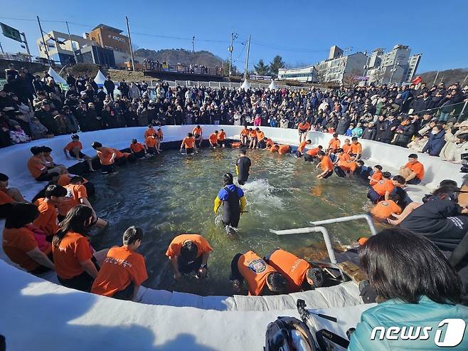 6일 강원 화천군 화천천 일대에서 막을 올린 2024얼음나라 화천산천어축제를 찾은 관광객들이 산천어 맨손잡기 체험을 하고 있다. 2024.1.6 한귀섭 기자