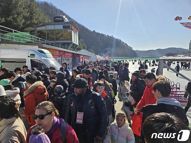 2024 얼음나라 화천산천어축제 첫날인 6일 화천천 일대가 외국인 관광객들로 북적거렸다. 2024.1 6 한귀섭 기자