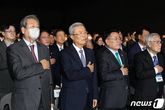 김종인 전 국민의힘 비상대책위원장과 김무성 전 의원이 6일 경기 고양시 킨텍스에서 열린 김대중 탄생 100주년 기념식 '하나로 미래로'에서 국민 의례를 하고 있다. 2024.1.6/뉴스1 ⓒ News1 이승배 기자