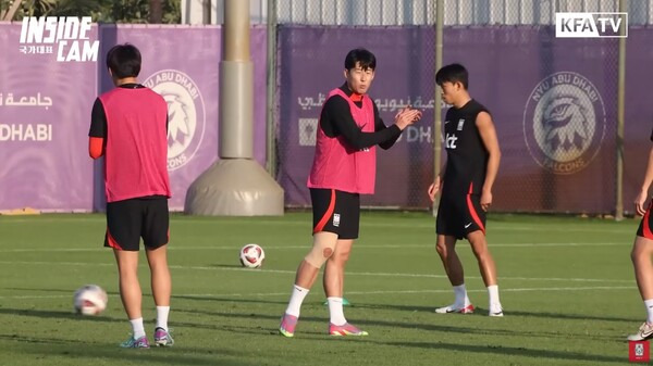 위르겐 클린스만 감독이 이끄는 축구대표팀은 지난 3일(이하 한국시간)부터 아랍에미리트(UAE) 아부다비에서 전지훈련 중이다. 한국 축구는 64년 만에 아시안컵 정상에 도전한다. 손흥민이 훈련 도중에 독려하고 있는 모습이다. 사진┃KFA '인사이드 캠'