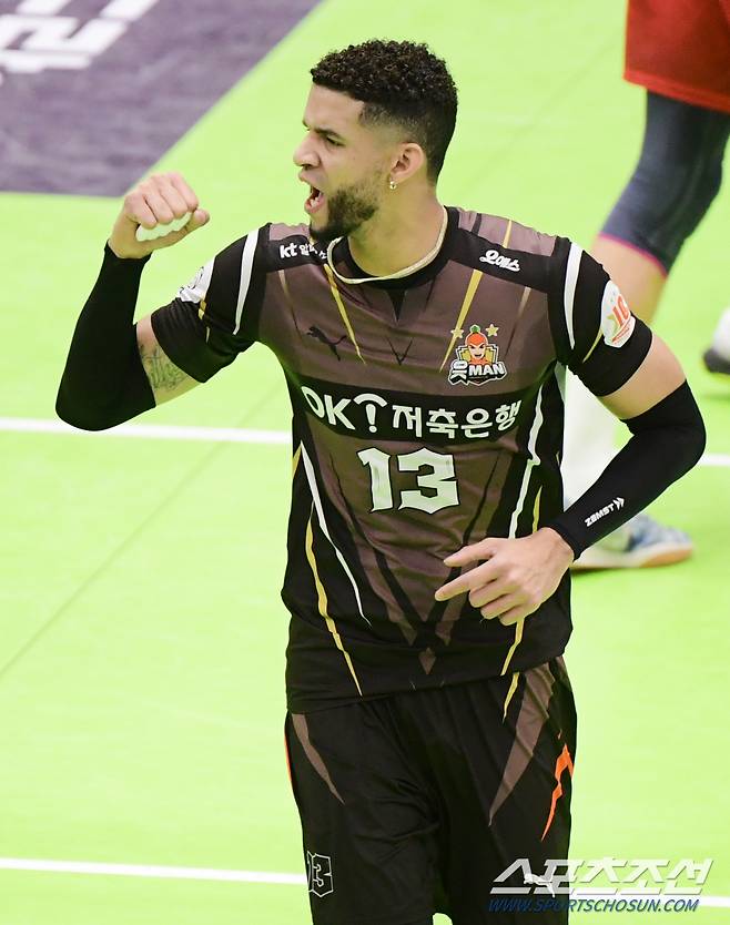 6일 수원체육관에서 열린 한국전력과 OK금융그룹의 경기. OK금융그룹 레오가 득점 후 환호하고 있다. 수원=정재근 기자 cjg@sportschosun.com/2024.1.6/