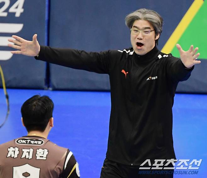 6일 수원체육관에서 열린 한국전력과 OK금융그룹의 경기. OK금융그룹 오기노 마사지 감독. 수원=정재근 기자 cjg@sportschosun.com/2024.1.6/