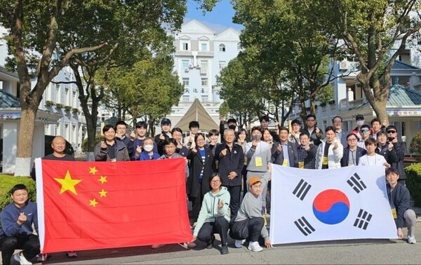 서울시 체육 우수 지도자들이 상하이 송강실험학교를 견학하고 있다.