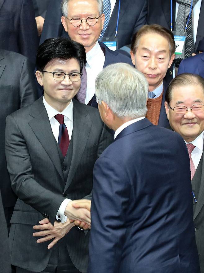 문재인 전 대통령과 한동훈 국민의힘 비상대책위원장이 6일 경기 고양시 킨텍스에서 열린 김대중 탄생 100주년 기념식 '하나로 미래로'에서 기념 촬영에 앞서 인사를 나누고 있다. /뉴스1