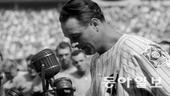1939년 뉴욕 양키스 구장에서 은퇴 연설을 하는 루 게릭 선수. 위키피디아