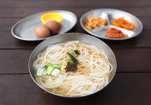 삶은 달걀 2개가 함께 나오는 담양국수거리 '진우네집' 식당의 멸치국물국수. ⓒ박준규