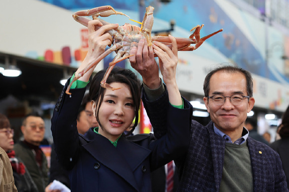 윤석열 대통령 부인 김건희 여사가 3일 경북 포항 죽도시장을 방문해 시민과 인사하고 있다. 2023.03.03. [사진=대통령실]