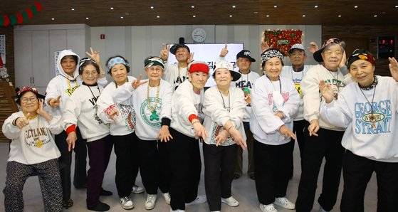 경북 칠곡군 왜관읍 섬김주간힐링보호센터를 이용하는 어르신들로 구성된 래퍼 그룹 '우리는 청춘이다'가 지난 3일 발표회를 통해 두 달간 연습한 랩 실력을 뽐낸 뒤 기념촬영하고 있다. 사진 칠곡군