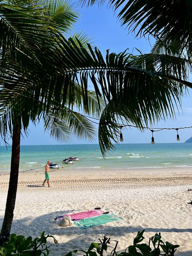 A tourist walks along the private beach at the JW Marriott Phu Quoc Emerald Bay Resort & Spa. (Park Jun-hee/The Korea Herald)