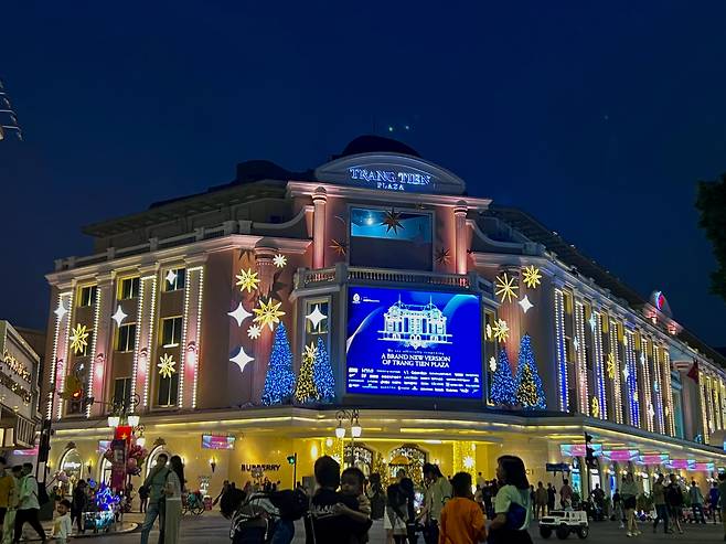 Night view of Trang Tien Plaza in Hanoi (Park Jun-hee/The Korea Herald)