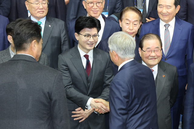 6일 고양시 킨텍스에서 열린 김대중 전 대통령 탄생 100주년 기념식에서 만난 문재인 전 대통령과 국민의힘 한동훈 비상대책위원장을 악수하고 있다. 연합뉴스