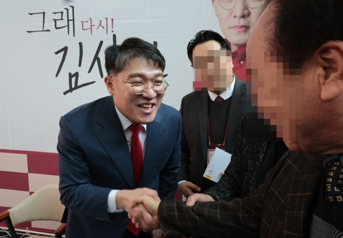 명절 때 총선 출마를 시사하는 문자를 고향 사람들에게 보내는 등 논란이 된 김상민 대전고검 검사가 6일 오후 경남 창원시 의창구 창원대 종합교육관에서 출판기념회를 열고 참석자에게 인사하고 있다. [사진 = 연합뉴스]