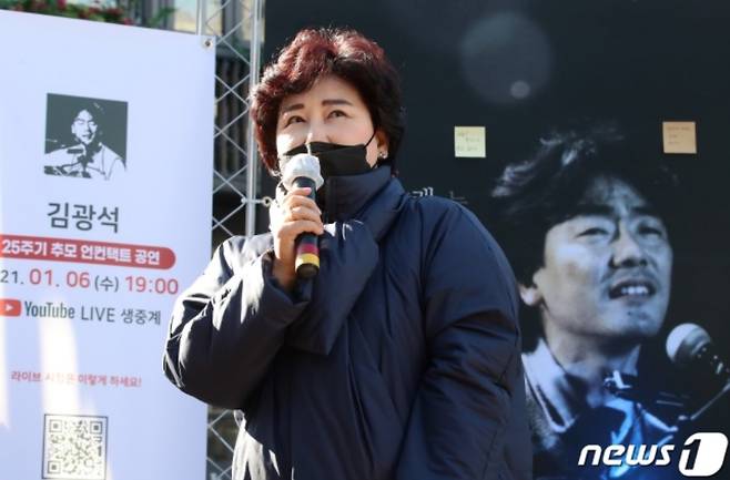 2021년 가수 고(故) 김광석의 25주기를 맞아 대구 중구 대봉동 김광석길에서 열린 추모식에 고인의 부인 서모씨가 참석해 기념사를 전하고 있다. /2021.1.6. /뉴스1