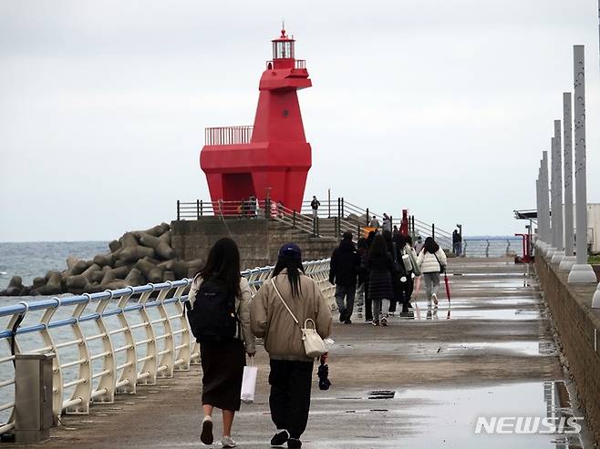 [제주=뉴시스] 오영재 기자 = 14일 오후 제주 이호테우등대에 관광객들의 발길이 이어지고 있다. oyj4343@newsis.com