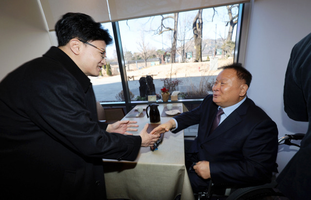 ▲국민의힘 한동훈 비상대책위원장(왼쪽)이 6일 오전 서울 종로구의 한 식당에서 최근 더불어민주당을 탈당한 이상민 의원과 오찬을 하기 앞서 인사하고 있다. ⓒ연합뉴스