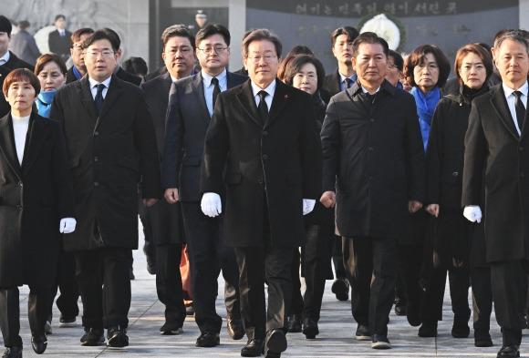 이재명 더불어민주당 대표가 1일 서울 동작구 국립서울현충원을 찾아 참배를 마친 뒤 걸음을 옮기고 있다. 2024.1.1 홍윤기 기자