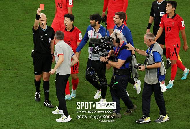 ▲ 테일러에게 항의하는 대한민국 선수단