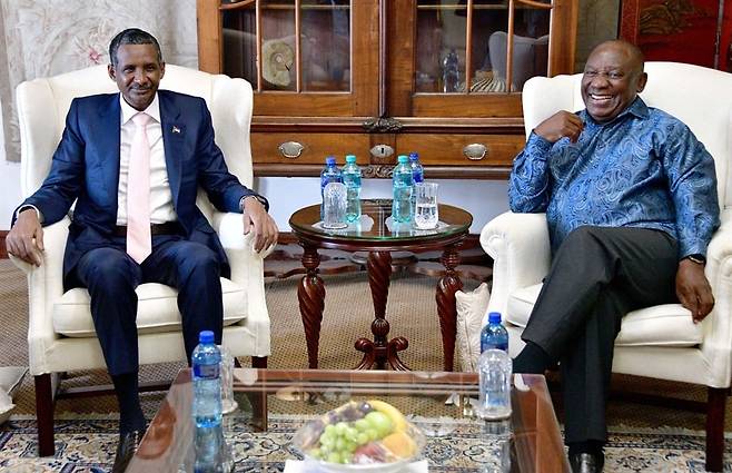 다갈로(왼쪽) 수단 신속지원군(RSF) 사령관과 라마포사 남아공 대통령 [남아공 국정홍보처(GCIS) 제공. 재판매 및 DB 금지]