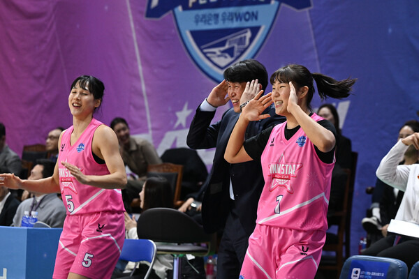 위성우 감독과 선수들. 사진┃WKBL