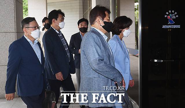 2021년 8월 패스트트랙 사건 공판에 출석하는 전 국회의원들./더팩트 DB