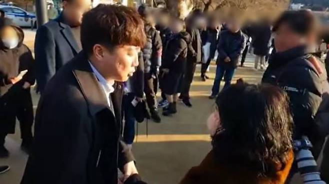 이준석 전 국민의힘 대표가 "보수끼리 뭉쳐달라"는 한 대구 시민의 말에 대답하고 있다./온라인커뮤니티