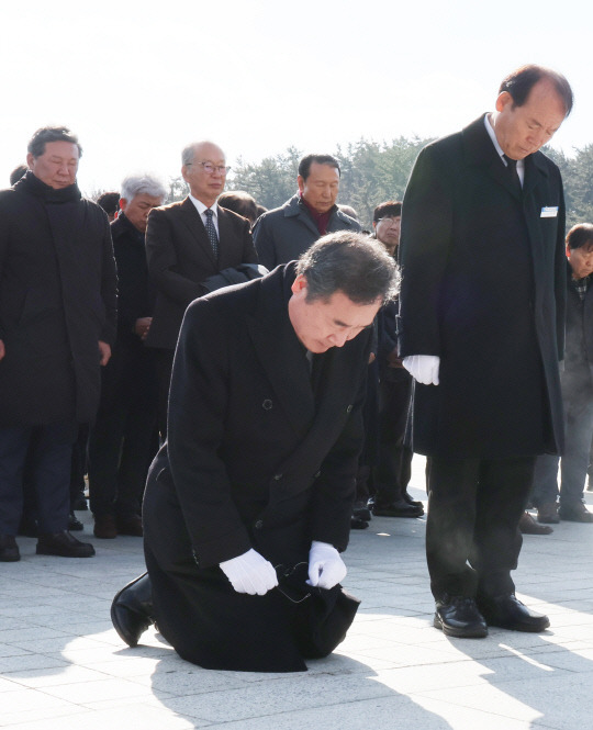 이낙연 전 더불어민주당 대표가 7일 오전 광주 북구 국립 5·18 민주묘지에서 무릎을 꿇고 참배하고 있다. <연합뉴스>