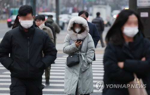 아침 최저기온이 영하로 떨어진 4일 오전 서울 종로구 광화문네거리에서 시민들이 이동하고 있다.  [연합뉴스]