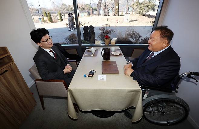 한동훈 국민의힘 비상대책위원장(왼쪽)이 6일 오전 서울 종로구의 한 식당에서 최근 더불어민주당을 탈당한 이상민 의원과 오찬 회동을 하고 있다. 연합뉴스