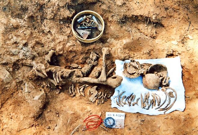2000년 발굴된 승갑의 유해 옆에서는 삼각자와 나침반 등의 뼈가 나왔다. 삼각자에 승갑의 이름이 한자로 적혀 있었다. 머리뼈는 쪼개진 채로 나왔다. 팔뼈, 허벅지뼈, 갈비뼈, 등뼈 등이 그 옆에 있다. 청계 인류진화연구소 제공