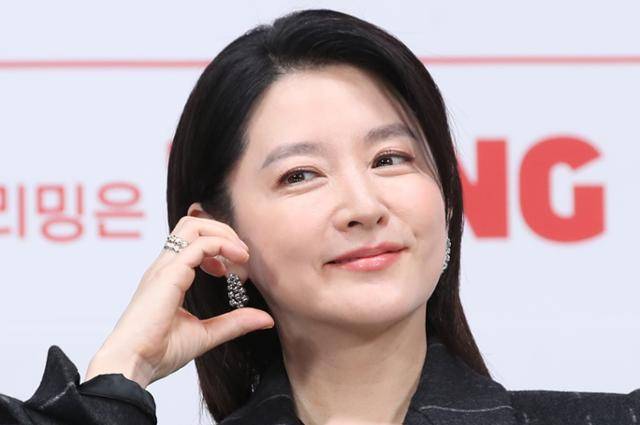 배우 이영애가 지난달 6일 서울 구로구 라마다서울신도림호텔에서 열린 tvN 새 토일드라마 '마에스트라' 제작발표회에서 손으로 볼 하트를 만들고 있다. 뉴스1