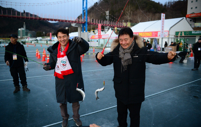 ▲ 김진태 강원특별자치도지사가 산천어축제장에서 얼음낚시를 체험하고 있다.