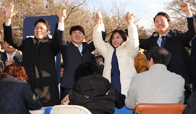 가칭 ‘개혁신당’ 창당을 선언한 이준석 전 국민의힘 대표가 6일 오후 대구 수성구 수성못에서 천하람, 이기인, 허은아 공동 창당준비위원장과 함께 길거리 당원 모집에 나서 손을 들어 인사하고 있다. 연합뉴스