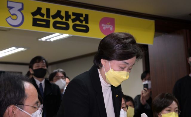 심상정 당시 정의당 대선 후보가 2022년 3월 10일 서울 여의도 중앙당사에 마련된 개표상황실에서 인사하고 있다. 국회사진기자단
