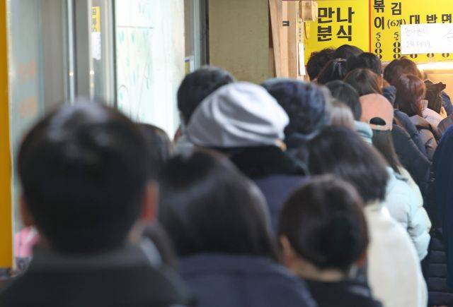 서울 강남구 대치동 은마종합상가에서 30년 넘게 운영된 ‘만나분식’ 앞이 7일 손님의 긴 행렬로 장사진을 이루고 있다. 이 분석점은 오는 8일 문을 닫는다. 연합뉴스
