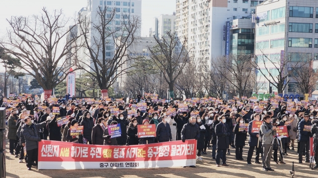 인천시 중구 주민들과 교계 관계자들이 지난 6일 인천시청 앞 광장에서 신천지 시설 건축 허가 취소를 촉구하며 집회를 열고 있다. 인천중구아파트연합회 제공